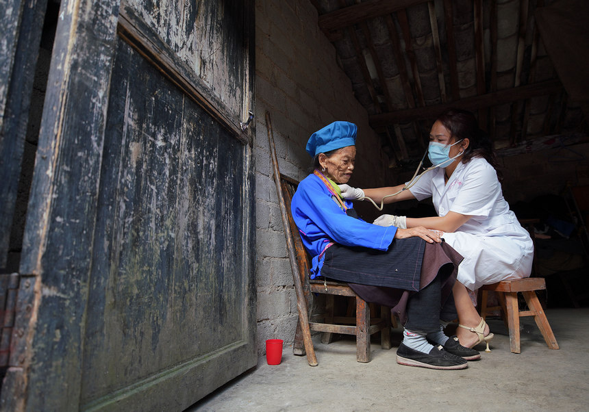 8月19日，乡村医生吴明英在丹寨县兴仁镇城望村为村民巡诊。