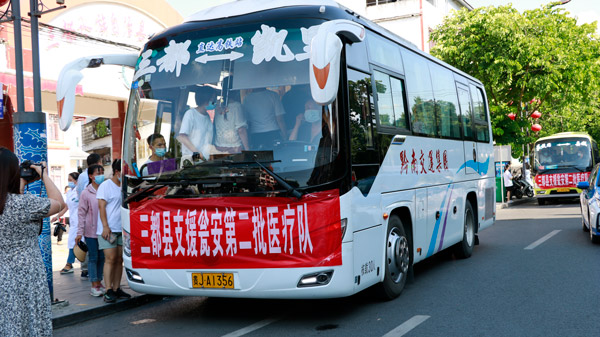 三都第二批医护人员驰援瓮安。