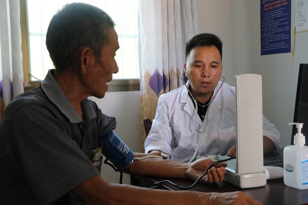 胡灿正在给村民诊疗。