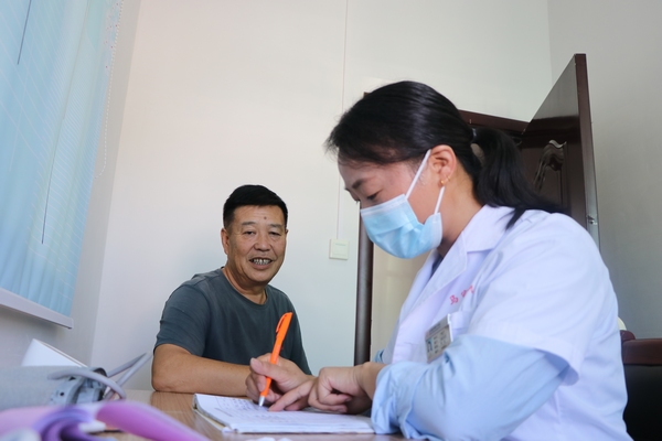 尹晓平正在给村民诊疗。