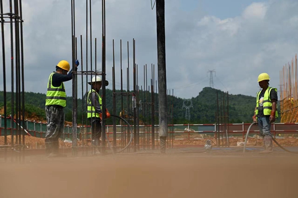 2.贵州轻工职院科技新城新校区一期建设项目进入主体施工阶段。