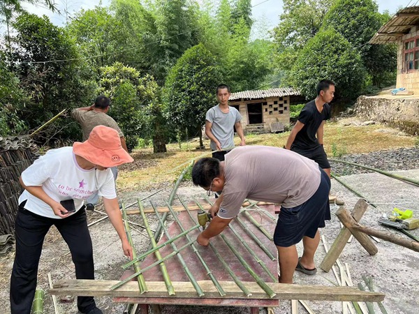 圖為：村民自行制作花園柵欄、村寨路柵欄