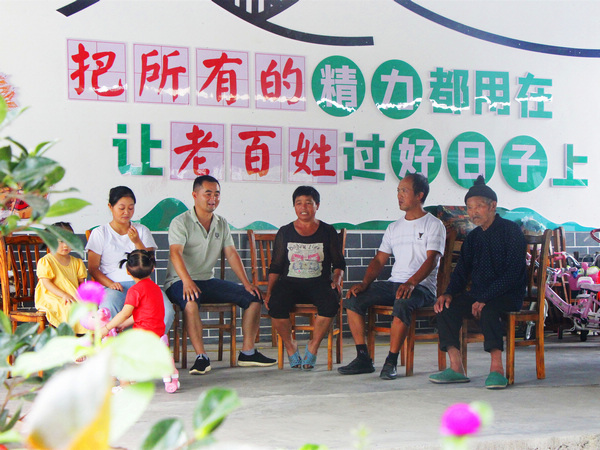 劉仁祥同夏奎林一家探討“增收致富”。