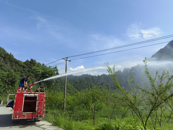 闵孝镇消防队开展抗旱救灾工作。