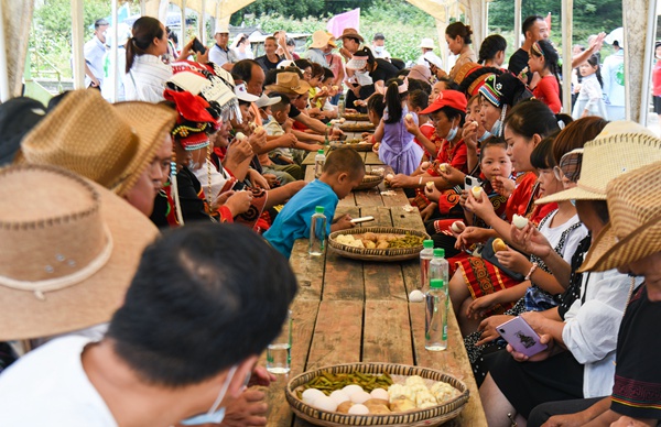 百里杜鹃仡佬民众庆丰收盛装欢度吃新节