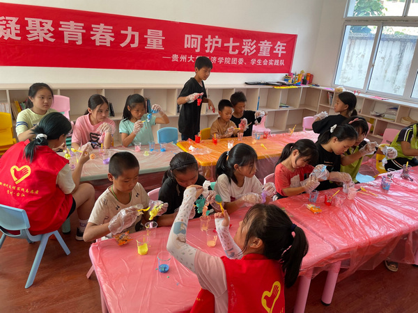 4.贵州大学经济学院社会实践队关爱留守儿童活动走进黔东南。