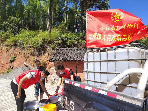 志願者利用皮卡車送水。