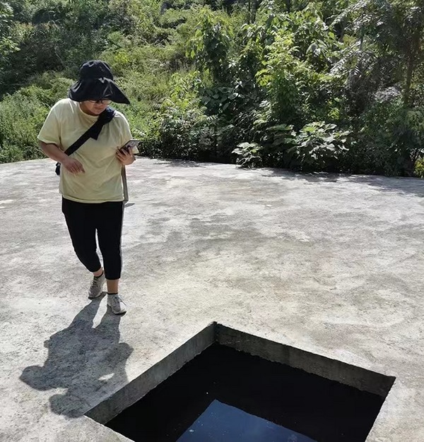 圖為技術負責人查看水池蓄水情況。