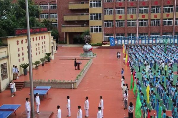 贵阳市第十六中学开学典礼现场。