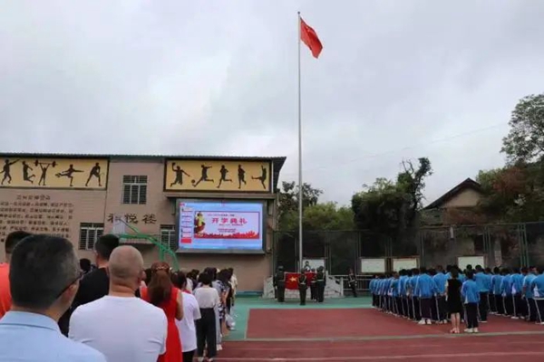 贵阳市第十五中学开学典礼现场。