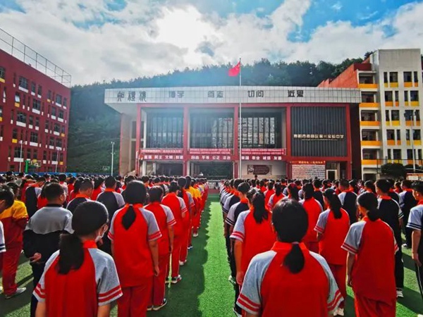 南明区第二实验中学开学典礼现场。