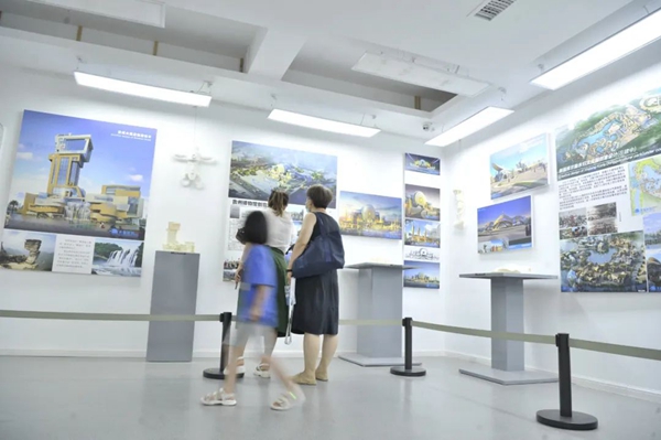 家长和青少年在贵州天海美术馆参观。