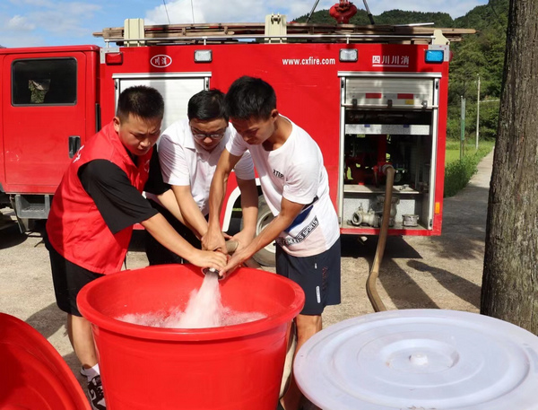 江口县民和镇志愿者到四宝村为农户送水。