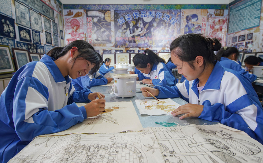8月25日，學生在藝術課上體驗苗族蠟染繪畫。