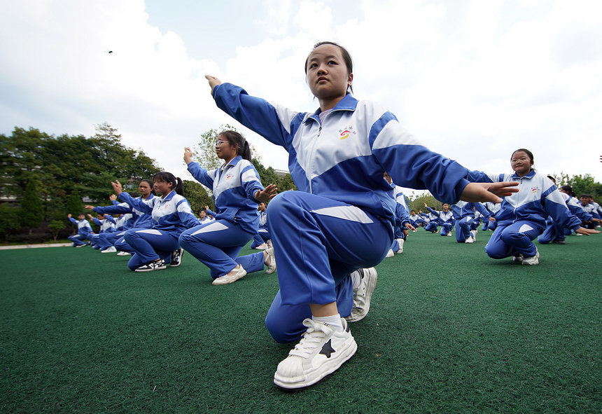 8月25日，学生在体育课上学跳“锦鸡舞”。