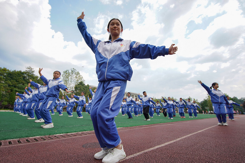 8月25日，學生在體育課上學跳“錦雞舞”。