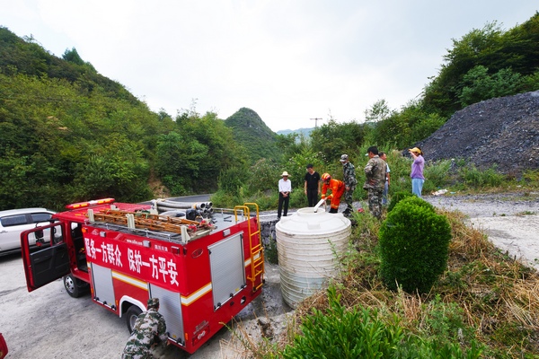 大方县绿塘乡民兵、乡专职消防队到五星村送生活用水。