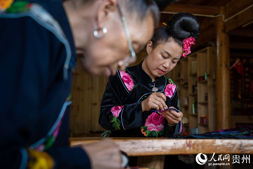 季刀苗寨村民正在做传统苗绣。人民网 涂敏摄
