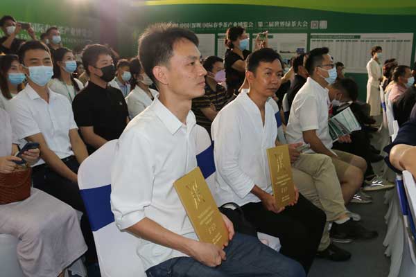 2022年8月27日，“中茶杯”第十二届国际鼎承茶王赛春季赛“茶王”颁奖现场，纳雍县两名“茶王”获得者展示奖牌。