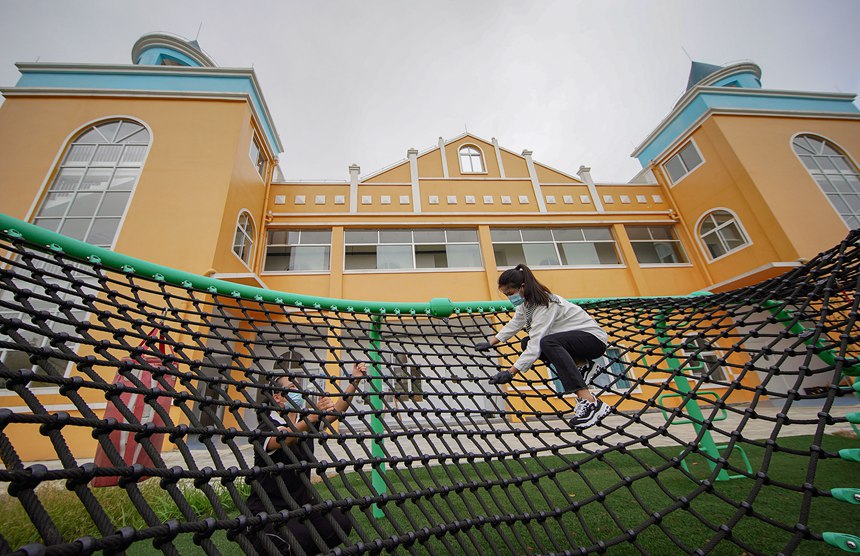8月28日，在丹寨县第二幼儿园，老师对儿童户外游戏设施进行安全检查。