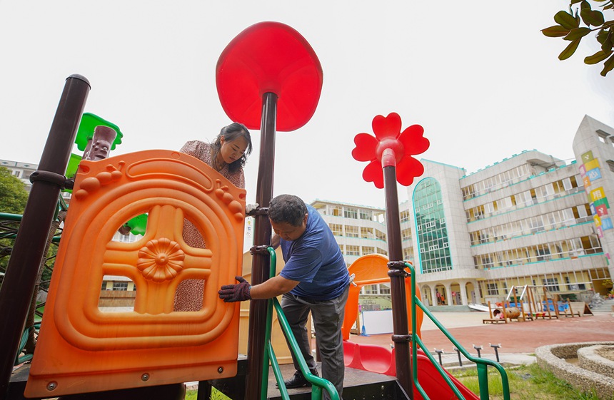 8月28日，在丹寨县示范幼儿园，工作人员对儿童户外游戏设施进行安全检查。