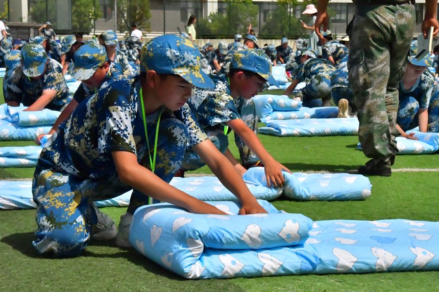 8月27日，新生在大方金塔英才学校操场叠军被。陈锦川摄