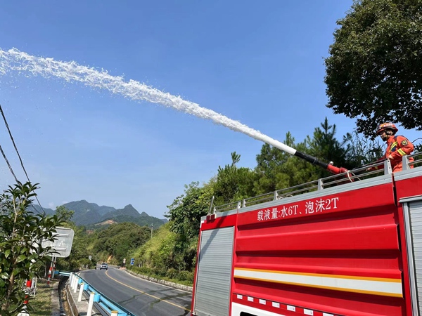 消防救援人员在火龙果基地灌溉浇水。