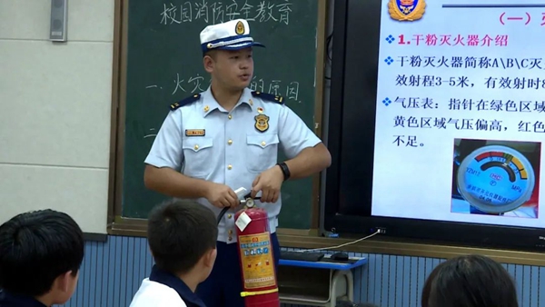 消防工作者给学生讲消防知识。