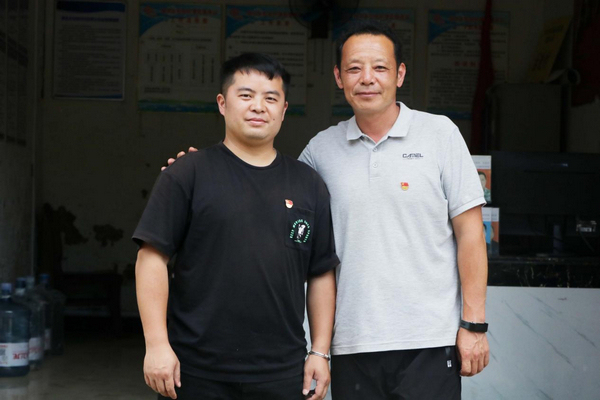 王燁與工作隊同事潘小紅。