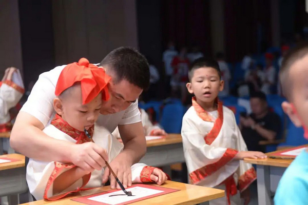 开学啦！看万山学子的“开学第一课”。