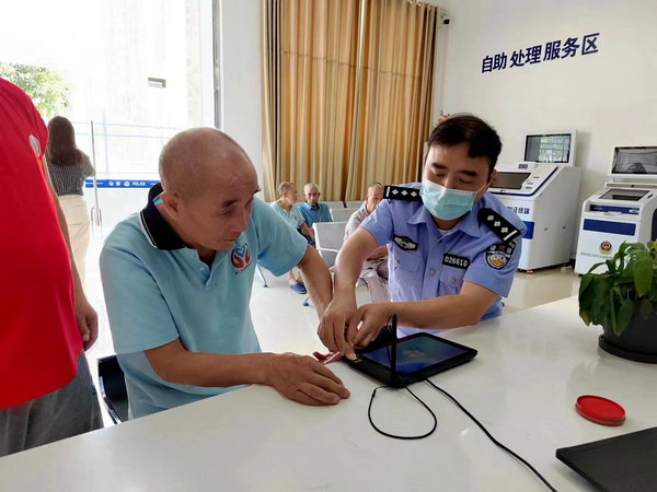 1  图为碧江公安分局文昌派出所民警帮助高龄老人录取指纹。
