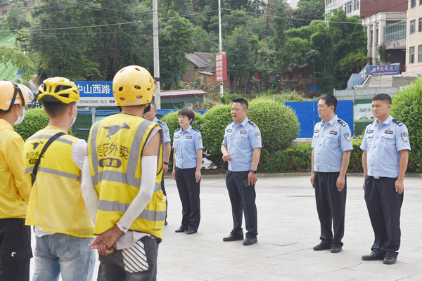 民警向美團騎手宣講交通安全知識。