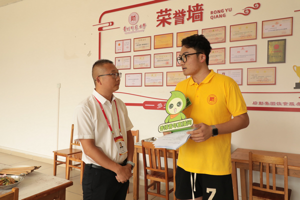 饮食服务中心王老师介绍学校餐饮情况。