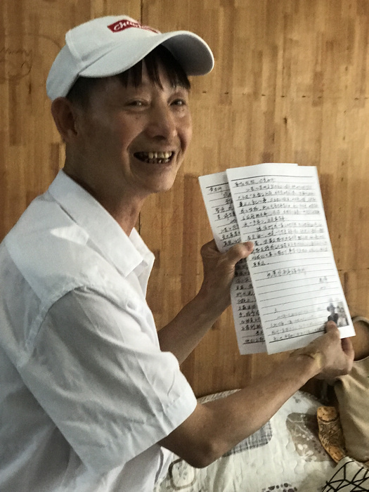 黄金龙老师帮助过的学生写信感谢他。