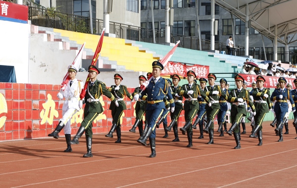 大方县第一中学新生军训升旗仪式现场。徐蕾摄