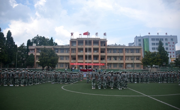 大方县第一中学新生军训开训现场。徐蕾摄