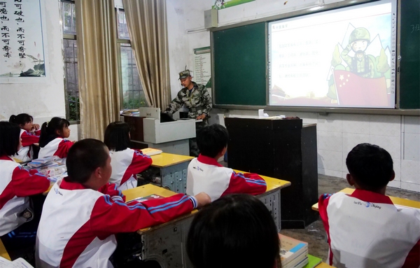 大方县绿塘中学教官给初一新生上国防教育课。张倩摄