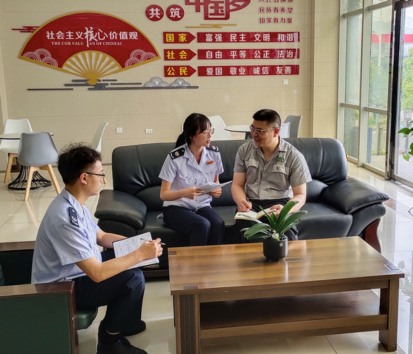 税务干部实地为贵州能矿锰业集团有限公司讲解最新留抵退税政策。  王浩摄