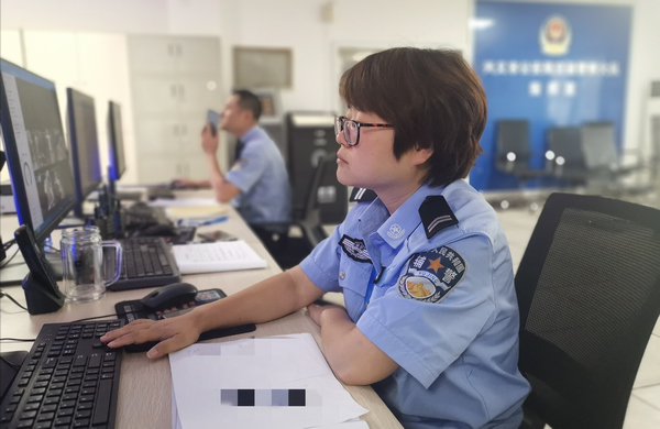 警务人员在指挥室实时查看路面监控。兴义市公安局供图