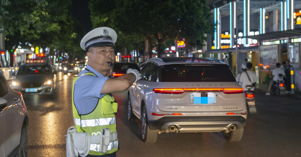 民警正在路面指挥交通。兴义市公安局供图