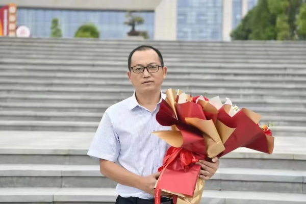 骆科生领奖归来。