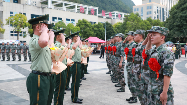 長順縣出征新兵向退役返鄉士兵贈送鮮花。