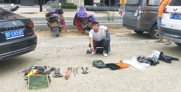 犯罪嫌疑人辨认作案工具。