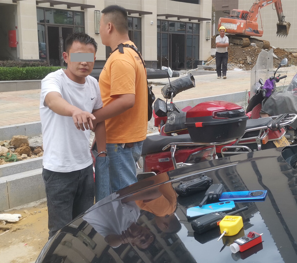 犯罪嫌疑人辨认作案工具。
