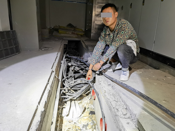 犯罪嫌疑人辨认作案现场。