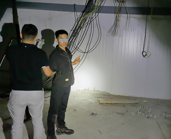 犯罪嫌疑人辨认作案现场。
