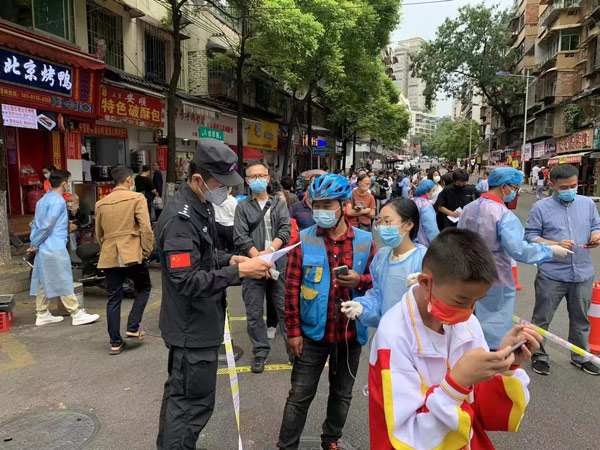 3 、特勤局同志配合社區人員，醫護人員，維持現場秩序，引導居民有序排隊。