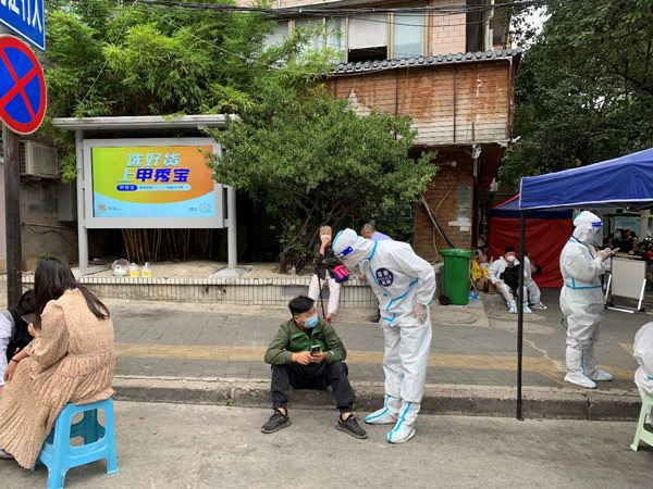 6-、特勤局同志配合社區人員，醫護人員，維持現場秩序。