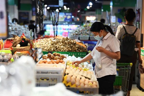 市民在南明区惠民生鲜合力超市南浦路店选购鸡蛋。