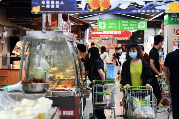 市民在南明区惠民生鲜合力超市南浦路店选购生活物资。
